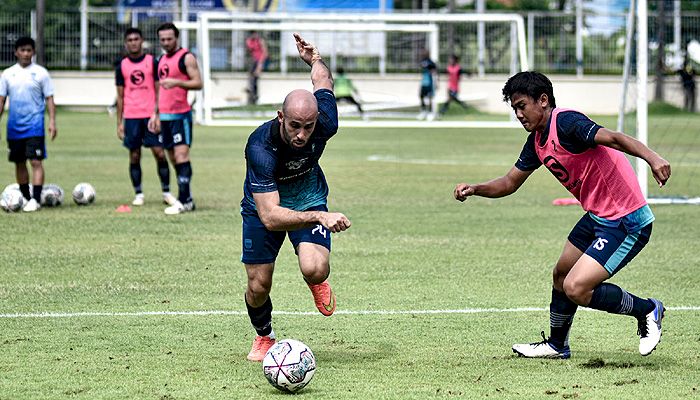 Robert Beberkan Progres Adaptasi 3 Pemain Asing Persib yang Baru Gabung